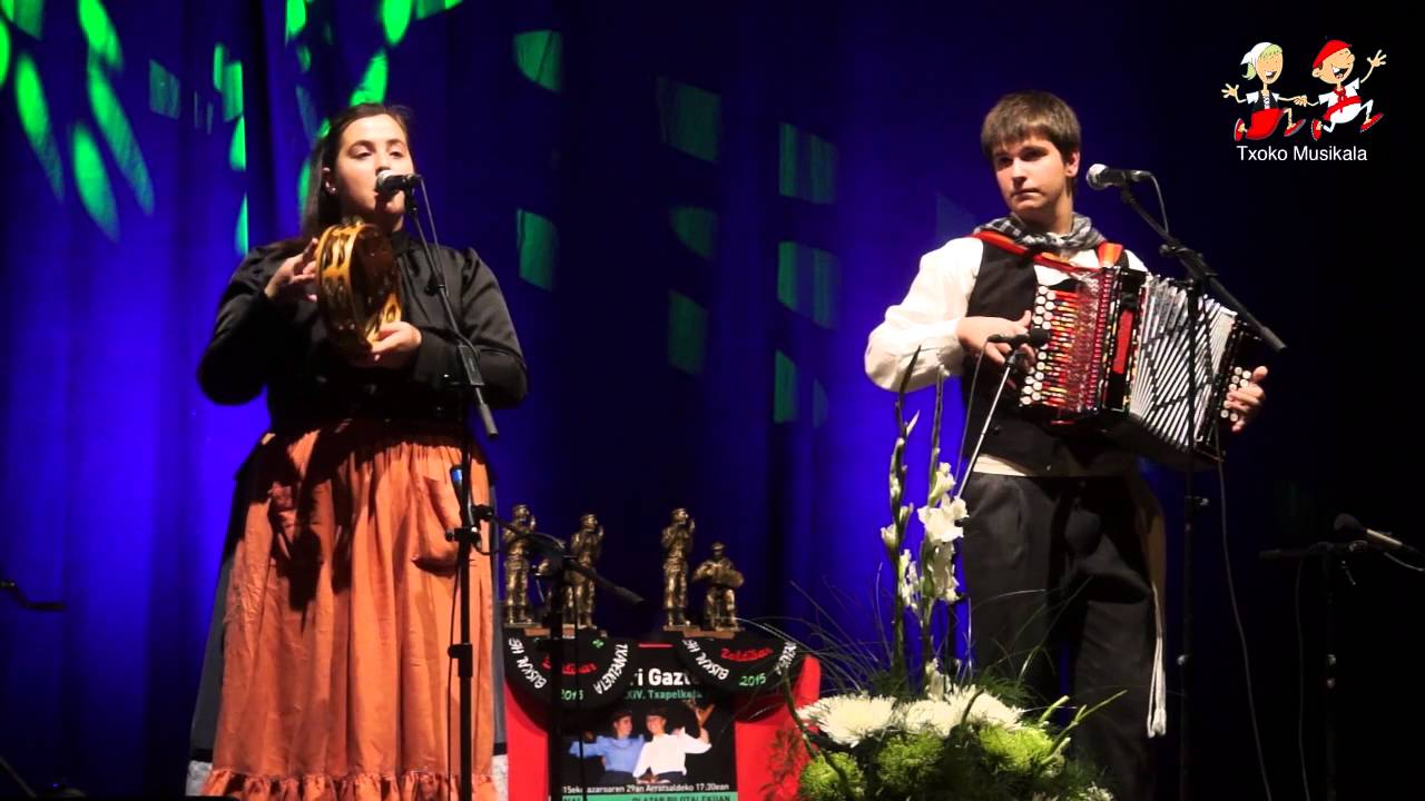 1511290701 Andoni Oruesagasti eta Uxue Kerejeta 2015ean Zaldibarren trikitilari gazteen XXIV  txapel
