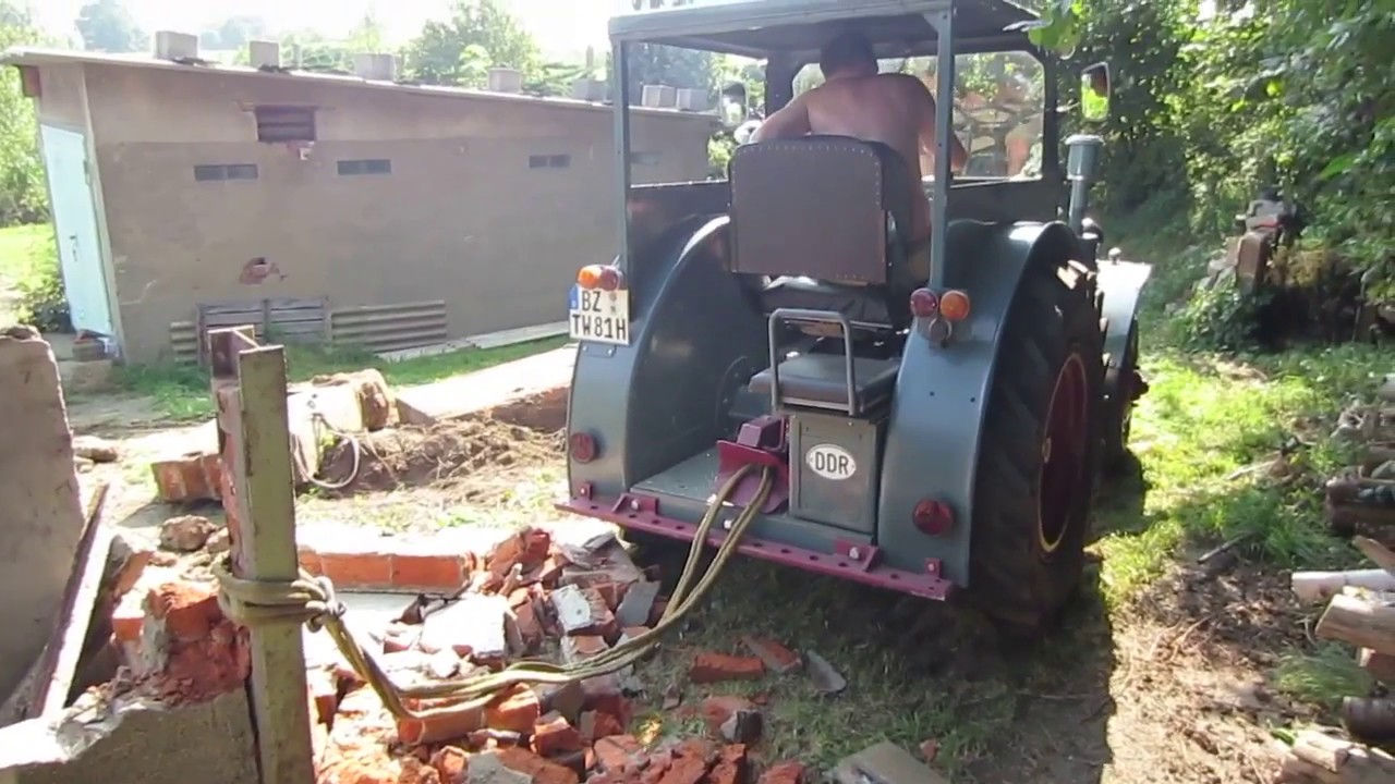 Traktor Pionier bei der Gartenarbeit.