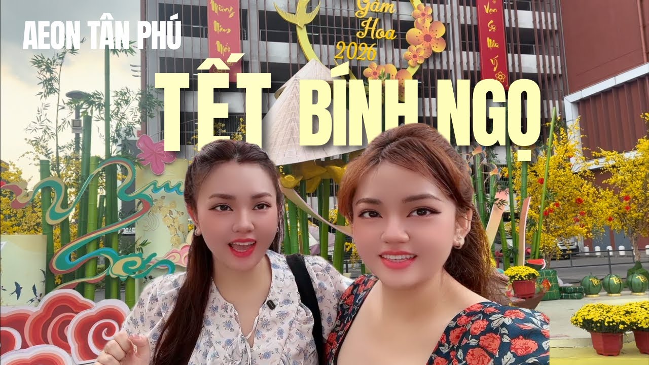 Chị em mê mẩn với cảnh Tết Bính Ngọ tại Aeon Mall Tân Phú 