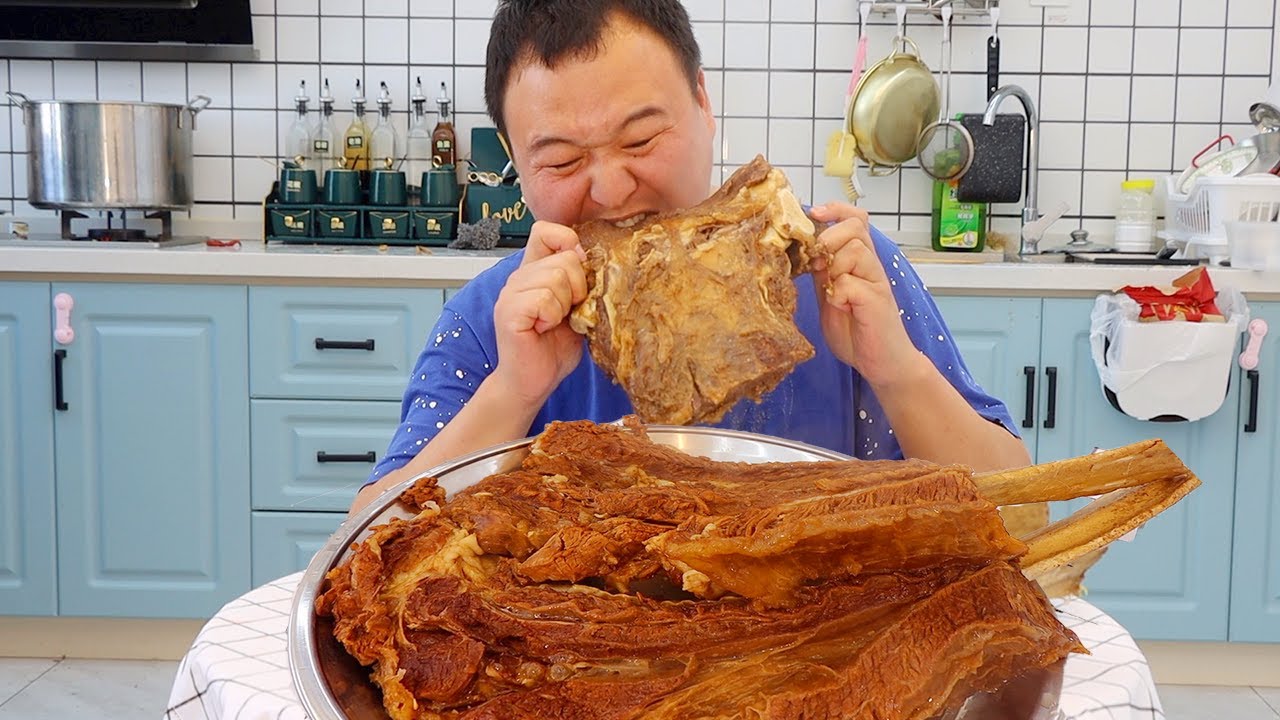 Цян купил 12 килограммов коротких ребер, приготовил тушеные стейки, тушил 3 с половиной