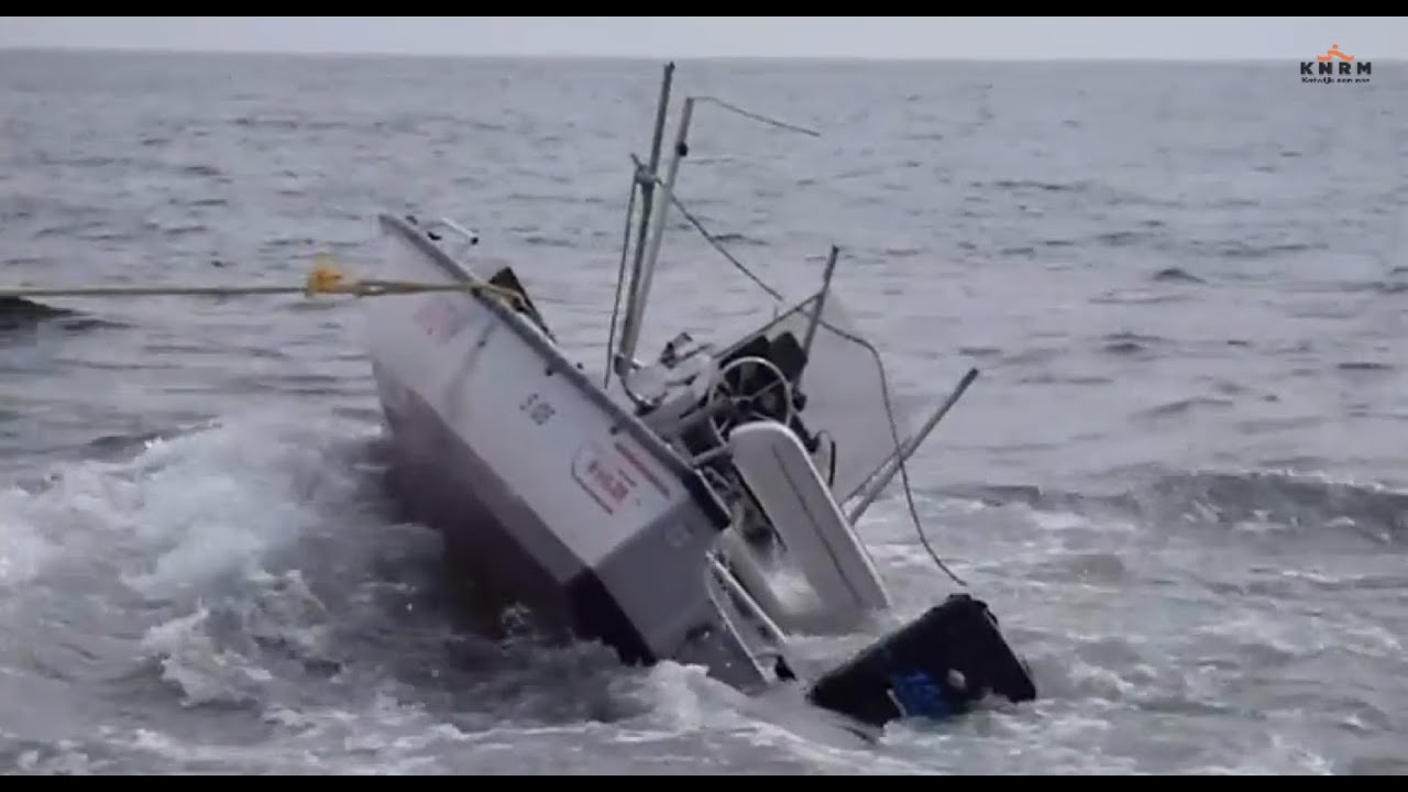 KNRM Galafilm 2011 reconstructie van omgeslagen kotter en evacuatie voor een geboorte