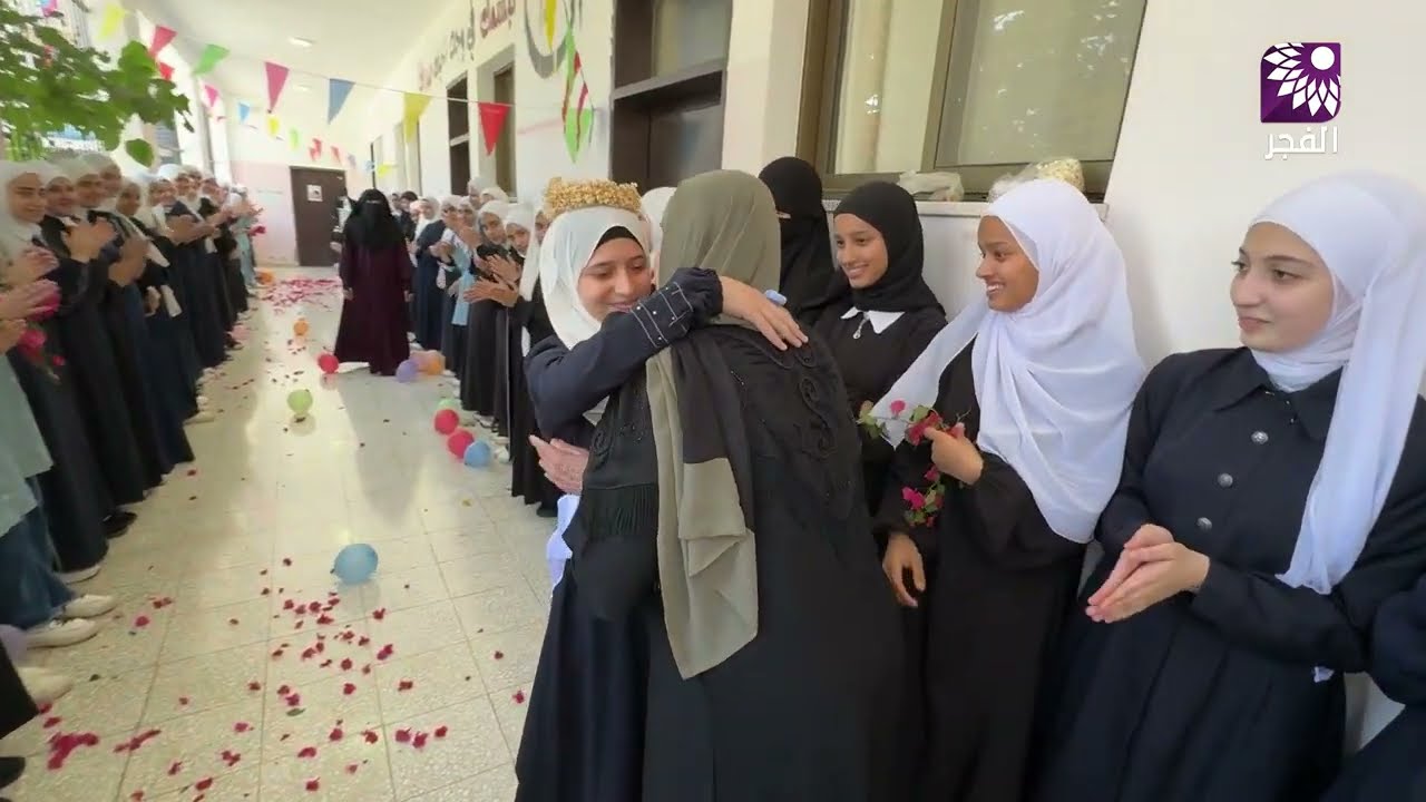 مدرسة إناث طولكرم الشرعية تكرم الطالبة (آية محمد وصفي الجلاد) التي أتمت حفظ القرآن الكريم كاملاً