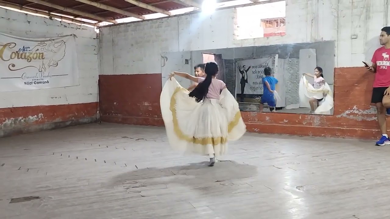 Ensayos de marinera norteña en Camaná #marineranorteña#todos#personas#niños#papas