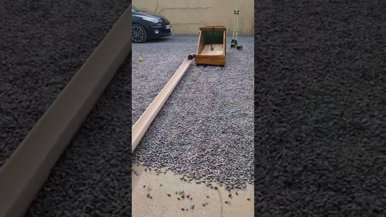 Boule  De pétanque qui revient à ses pieds