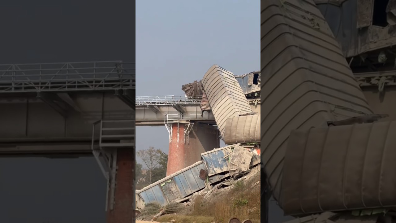 Jamui Train Accident सीमेंट से लदी मालगाड़ी के तकरीबन 10 डिब्बे पुल से नीचे जा गिरे #youtubeshorts