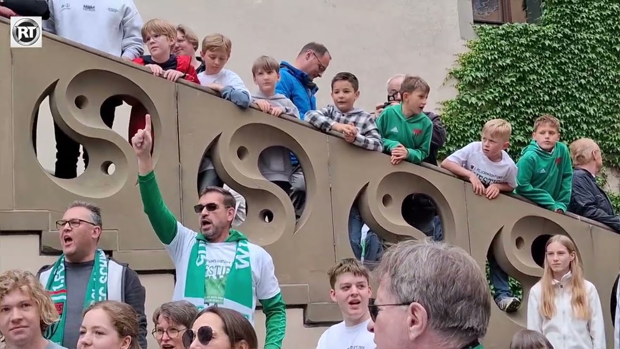 Der FC Schweinfurt 1905 feiert den Aufstieg in die 3. Liga
