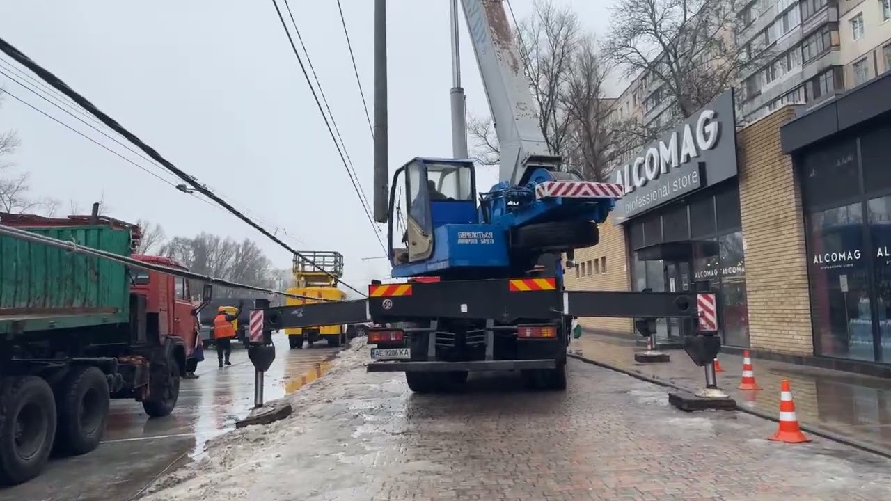 У Дніпрі на Перемозі, біля ТЦ «Кодак» стовп повис на дротах: рух тролейбусів обмежено
