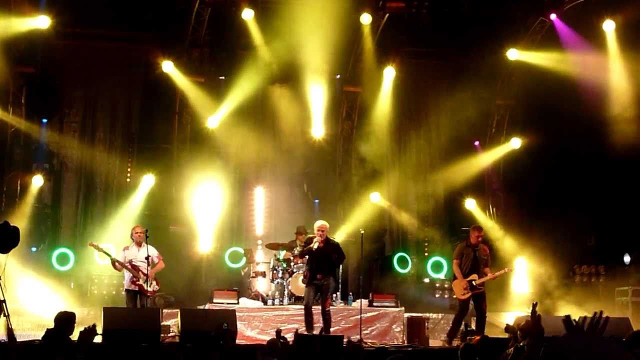 Nelj&auml; Ruusua - Viikatemies Diilaa + Poplaulajan Vapaap&auml;iv&auml; (Live, Ilosaarirock 2011)