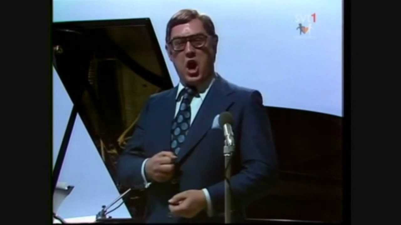 Jussi Björling and his son Rolf Björling sings La donna è mobile