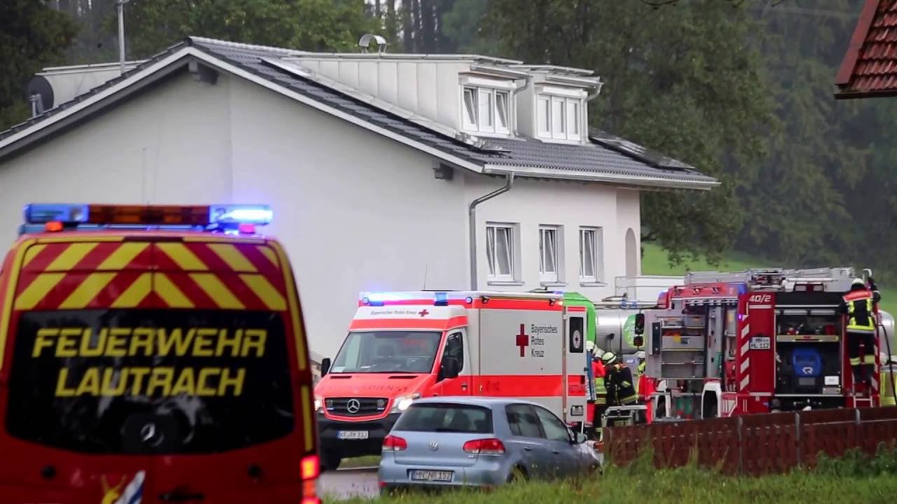 Legau-Ehrensberg &ndash; Milch-Lkw prallt in Hauswand &ndash; Fahrer schwerst verletzt