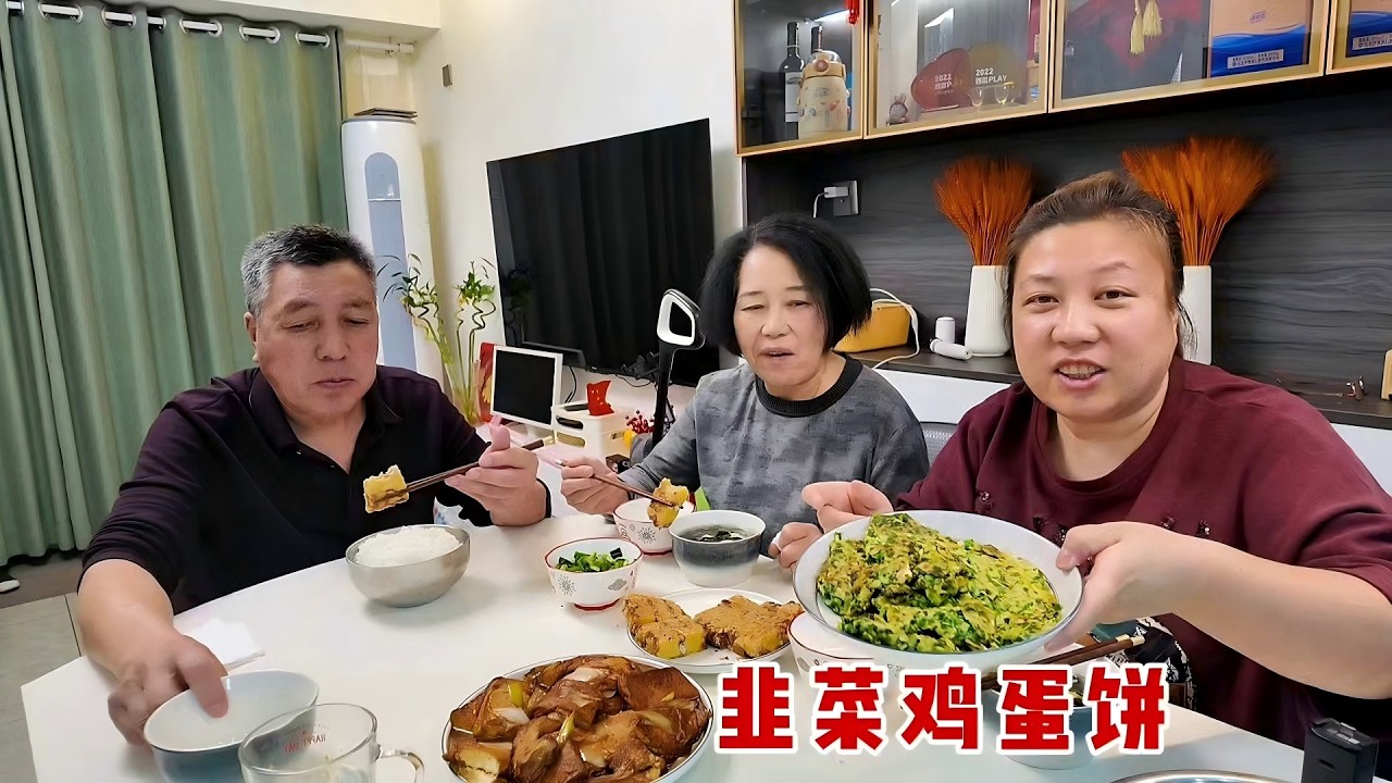 【160斤大龄女】老爸爱吃的一道菜，韭菜切碎和鸡蛋一起煎，咬一口嘎嘎香
