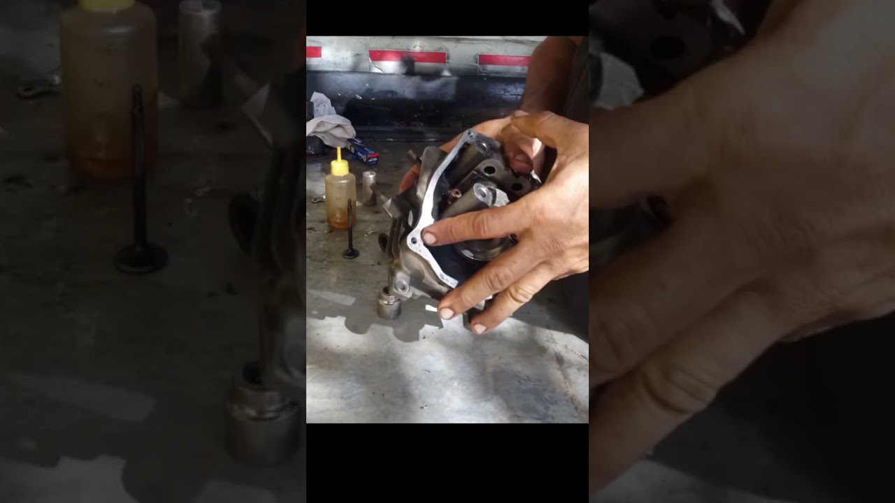 armado de culata de motocarro Piaggio ape