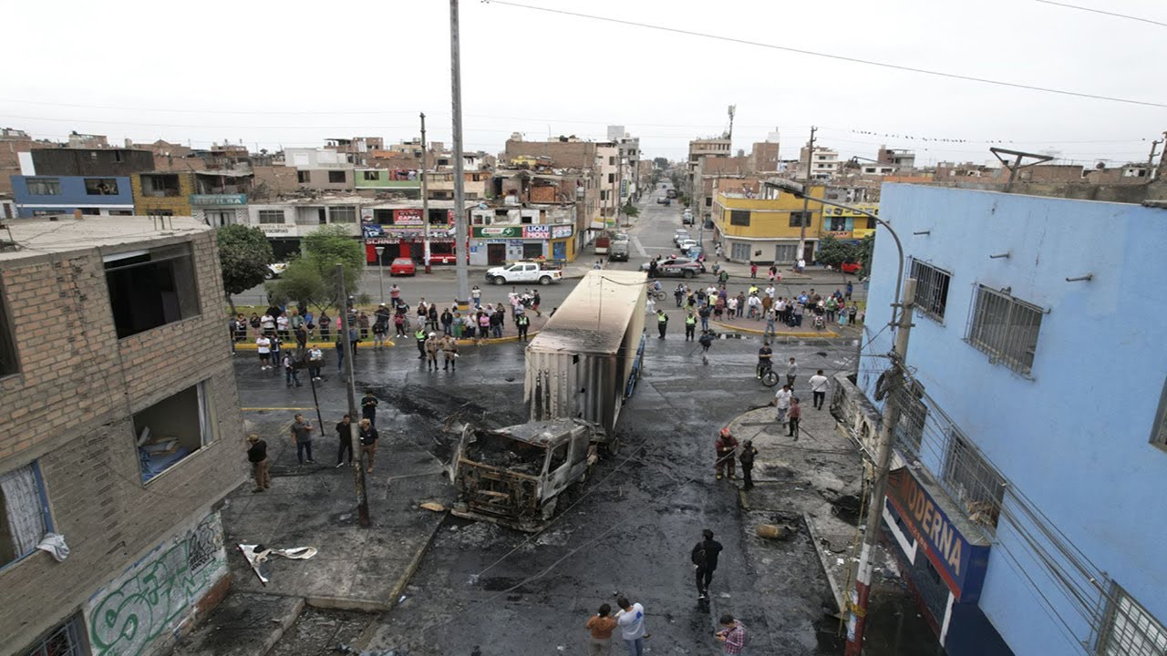 San Martín de Porres: impactantes imágenes de choque y explosión en av. Perú