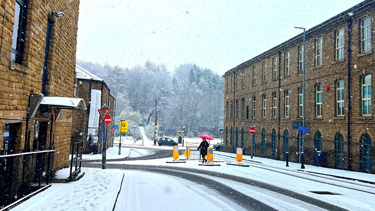 [4K]🇬🇧Heavy Snow Walk ❄️⛄️ in Huddersfield filmed with iPhone 13 Pro | VLOGMAS DAY 1, 2021