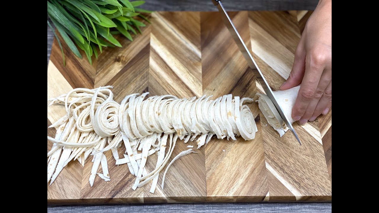 Cut the tortilla into thin strips! Delicious and easy pizza tortilla recipe.