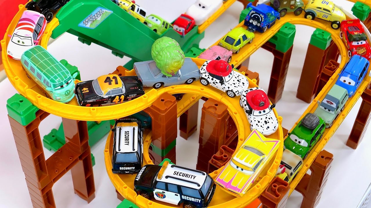Cars☆ Cars mini cars race down Tomica's slopes, climb the escalator lane, and dive into the water♪