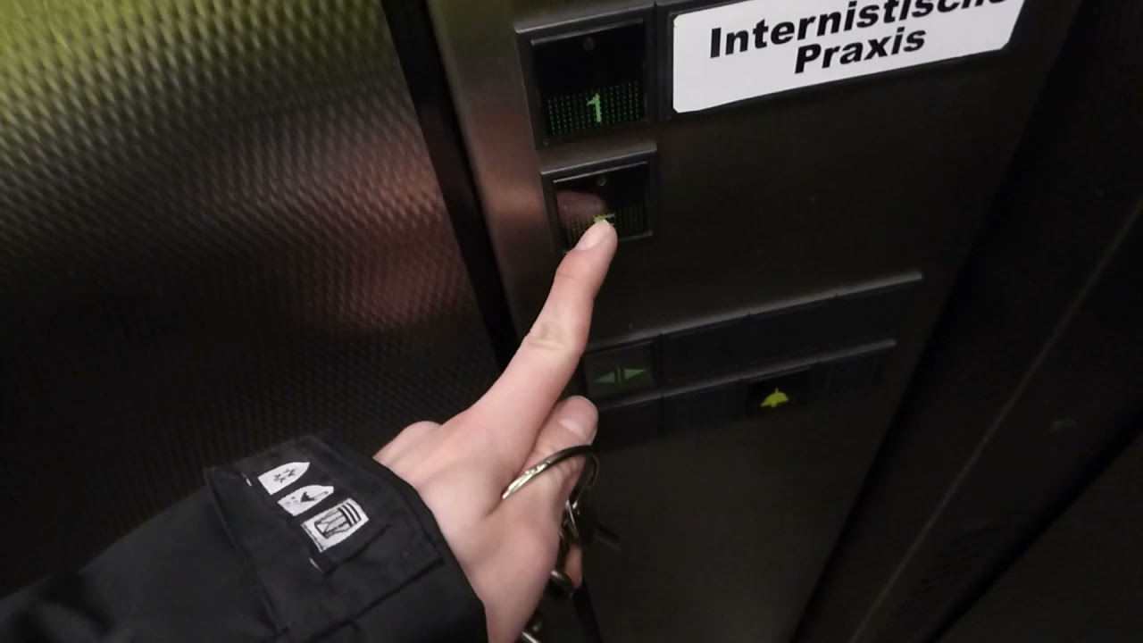 Thyssen lift elevator with green buttons - Trizocbs