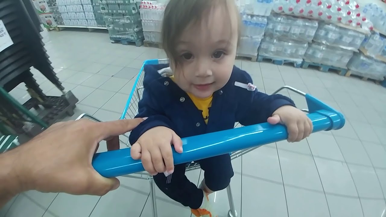 BERKAY BEBEK BABASI İLE A-101 MARKET ALIŞVERİŞİ. HASTA ABLASI ELİF İÇİN HEDİYE ALIYOR.Alışveriş vlog