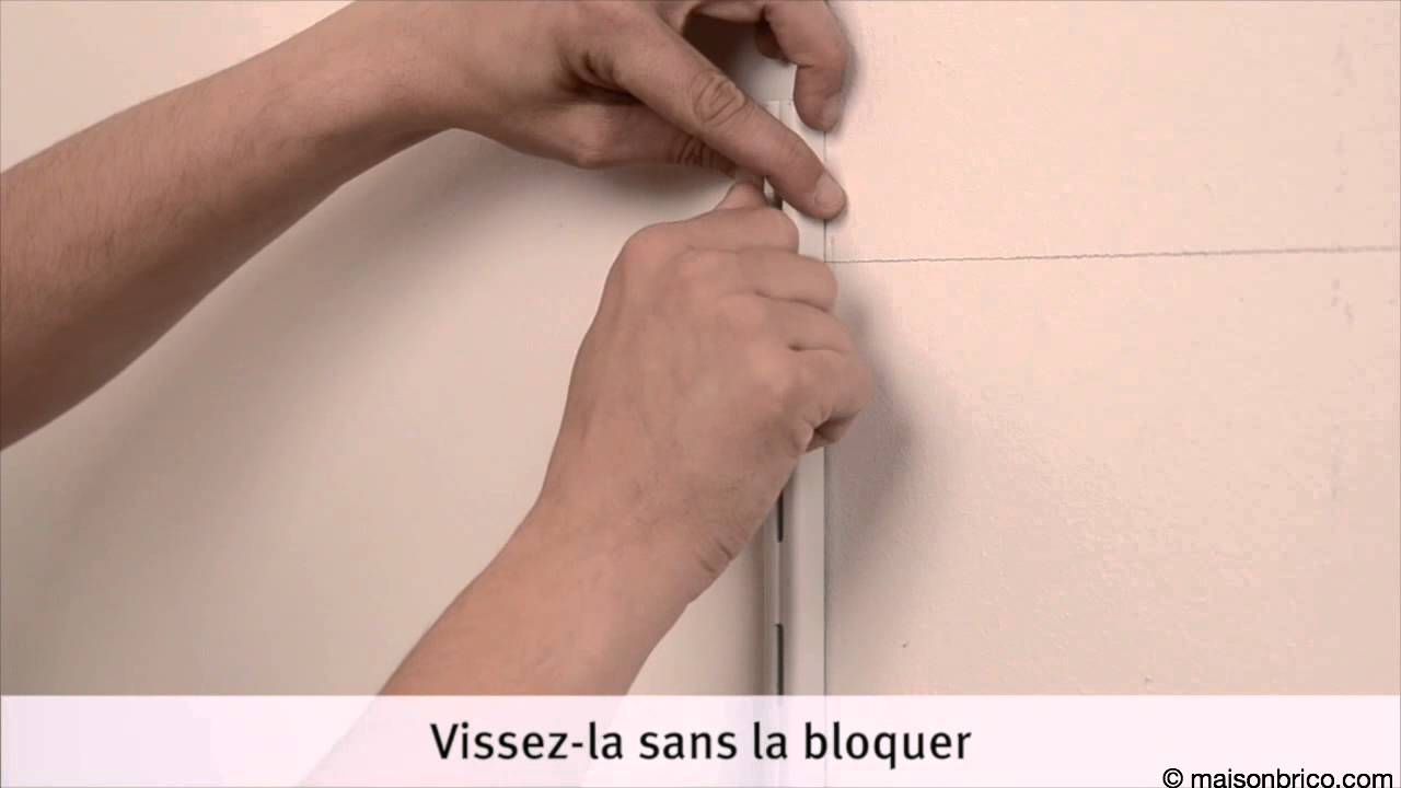 Installation d'un panneau d'outils sur crémaillères
