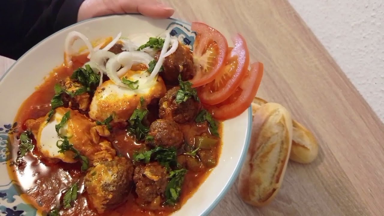 Ojja tunisienne Tajine aux oeufs et boulettes de viande hachée عجة بالكعابر تونسيّة