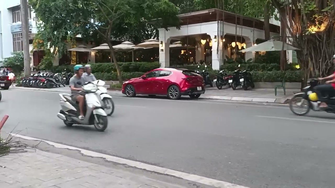 Dạo quanh 1 v&ograve;ng hồ Thiền Quang khi phố sắp l&ecirc;n đ&egrave;n.
