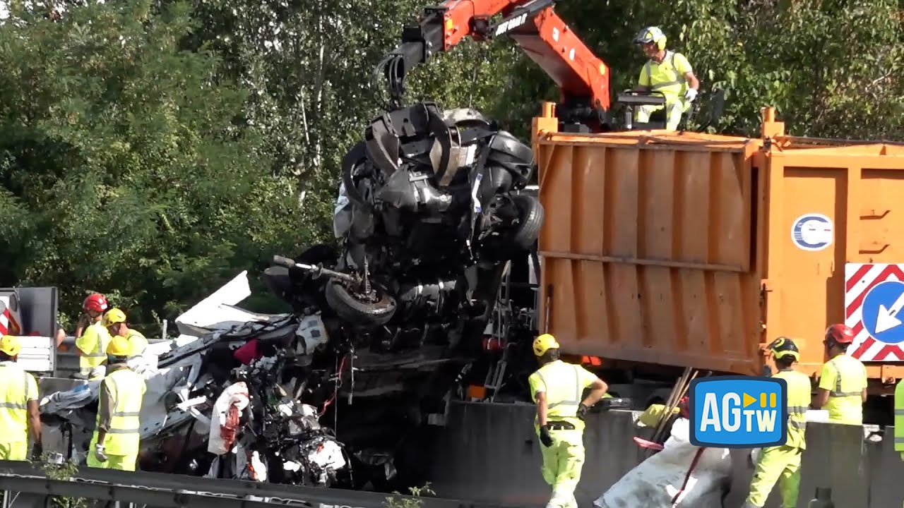 Incidente A1, la rimozione della carcassa dell'ambulanza sventrata dal tir