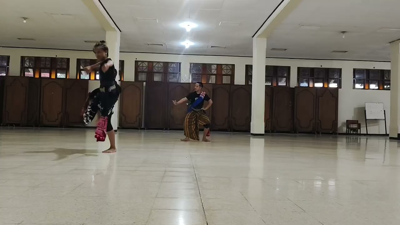 𝘗𝘳𝘦𝘴𝘦𝘯𝘵𝘢𝘴𝘪 𝘱𝘦𝘳𝘵𝘢𝘮𝘢 𝘛𝘢𝘳𝘪 𝘒𝘭𝘢𝘴𝘪𝘬 𝘚𝘶𝘳𝘢𝘬𝘢𝘳𝘵𝘢 𝘗𝘶𝘵𝘳𝘢 𝘈𝘭𝘶𝘴 (𝘬𝘢𝘳𝘢𝘬𝘵𝘦𝘳 𝘬𝘩𝘶𝘴𝘶𝘴) 𝘉𝘢𝘮𝘣𝘢𝘯𝘨𝘢𝘯 𝘊𝘢𝘬𝘪𝘭