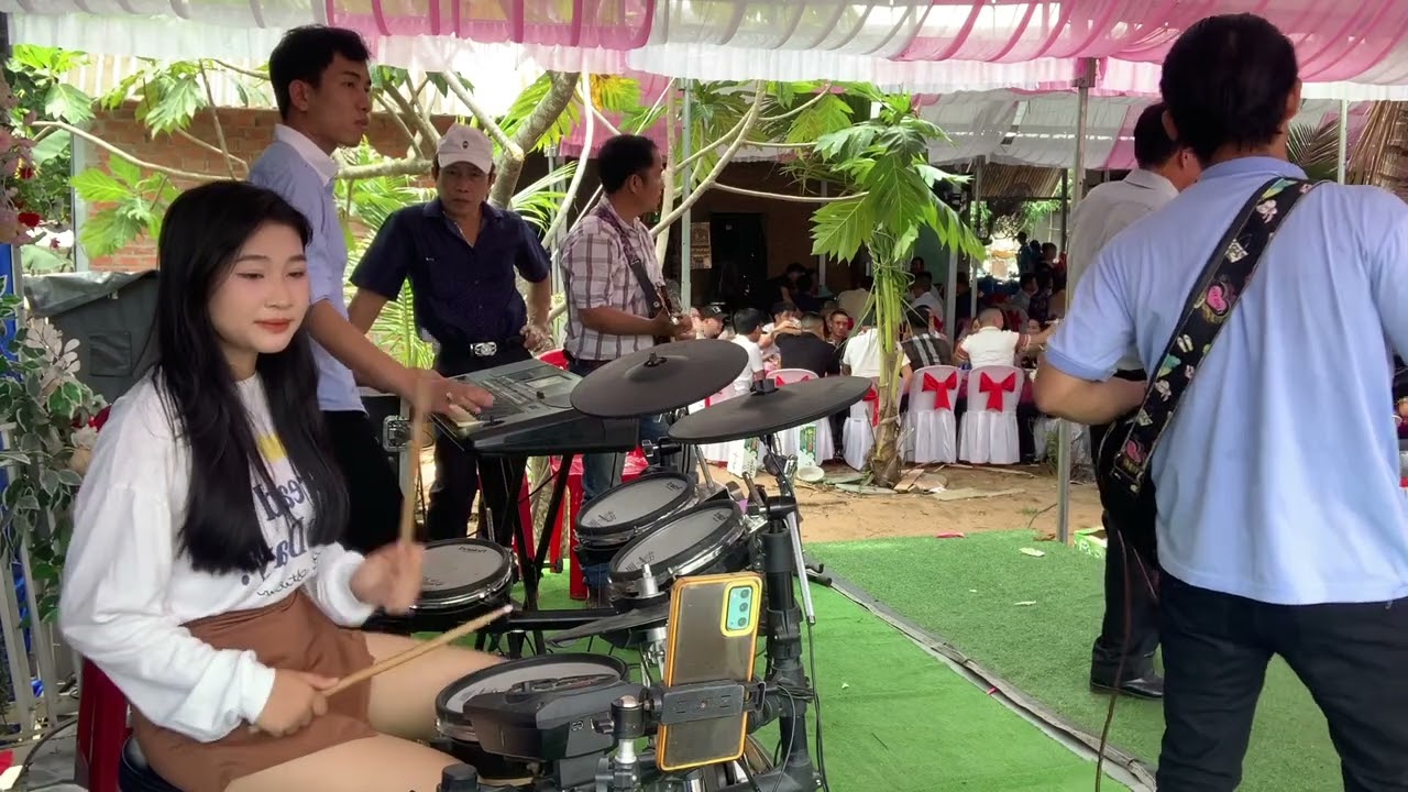 bolero C&ocirc; H&agrave;ng X&oacute;m C&ugrave;ng NiNi Drum Nữ