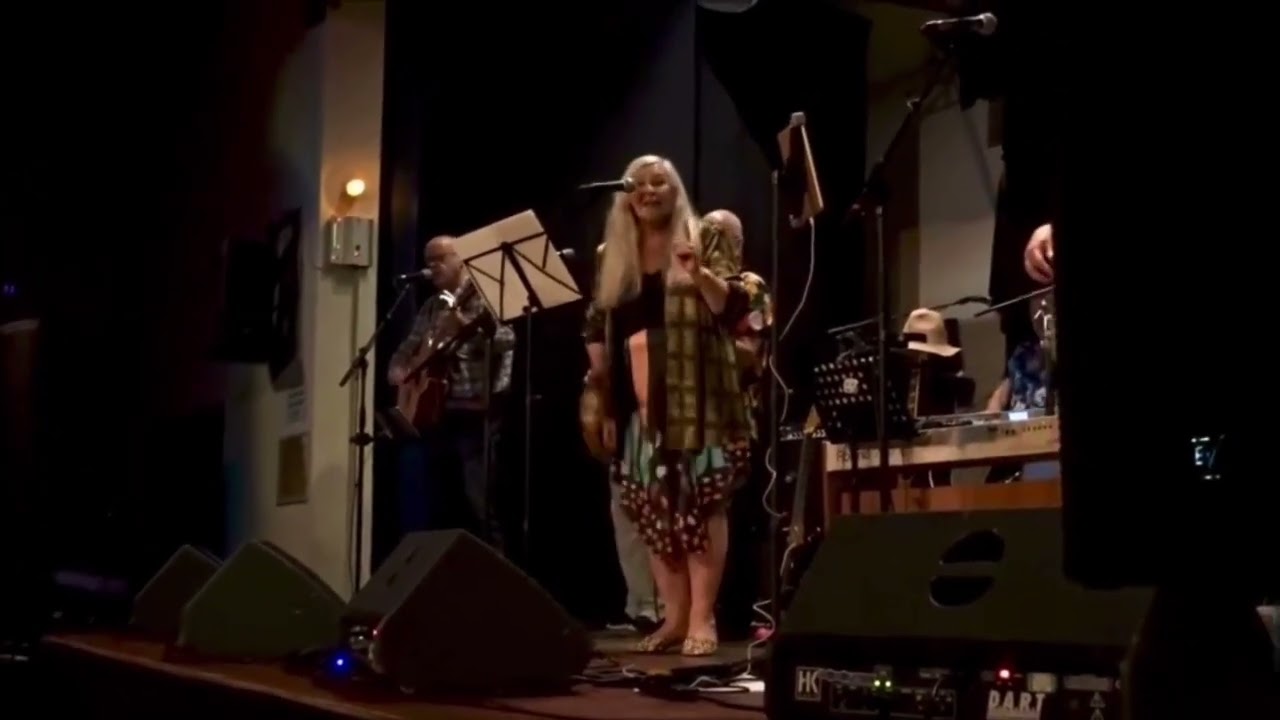 Cindy Kent - The Settlers - Performing The Lightning Tree.