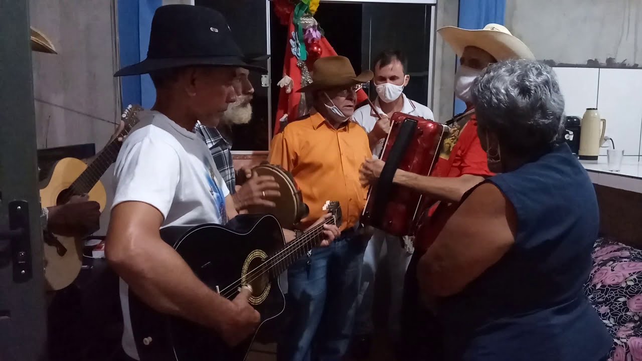 Folia de Reis Goiana de Itaguari 2021 cantando para levantar a bandeira na minha resid&ecirc;ncia