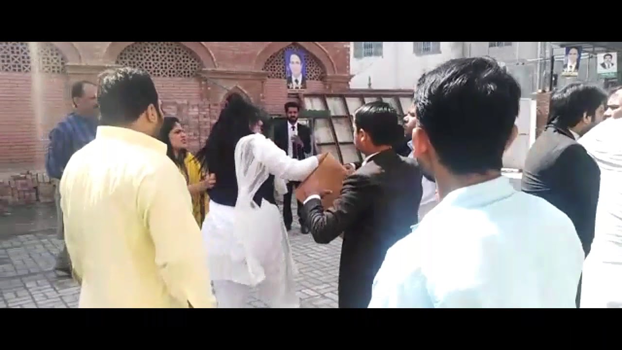 Female lawyer  fight in high Court