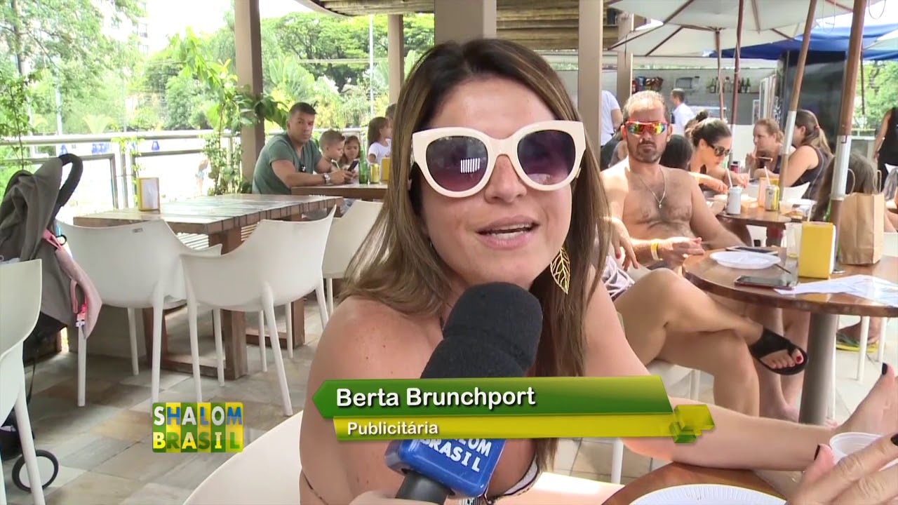 A Hebraica de São Paulo realiza festa no bar da piscina.