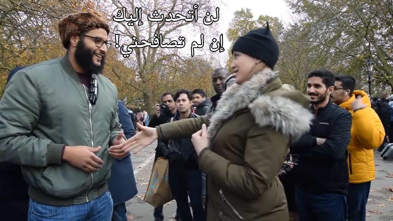 Speakers Corner|فتاة غير مسلمة من الحركة النسوية ترفض إكمال الحوار مع محمد حجاب لأنه لم يرد مصافحتها