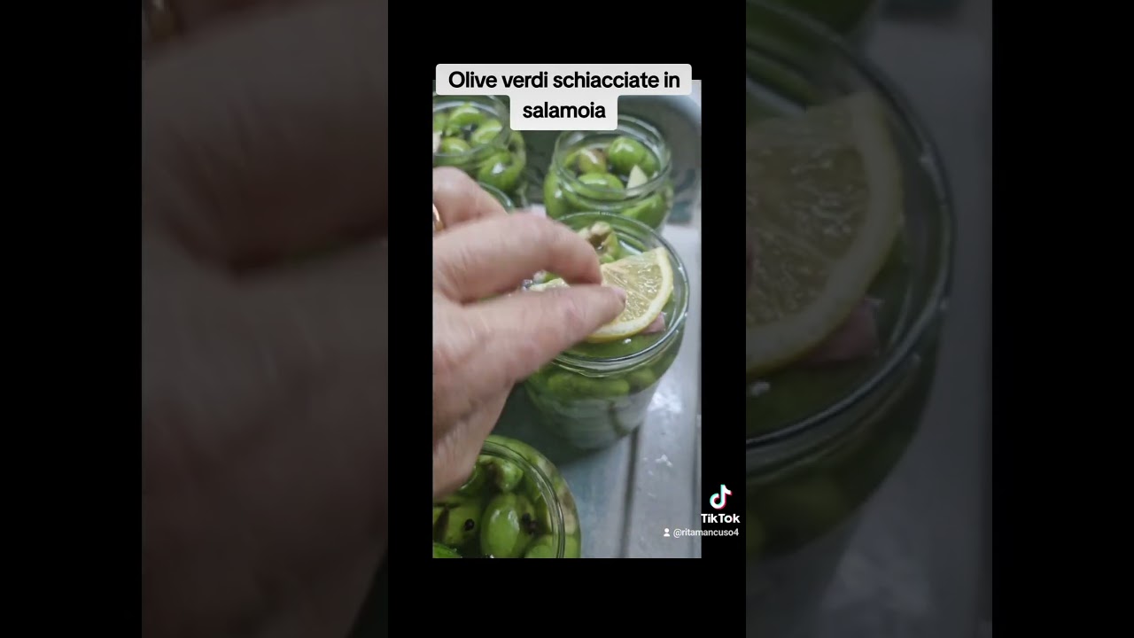 Olive verdi schiacciate in salamoia