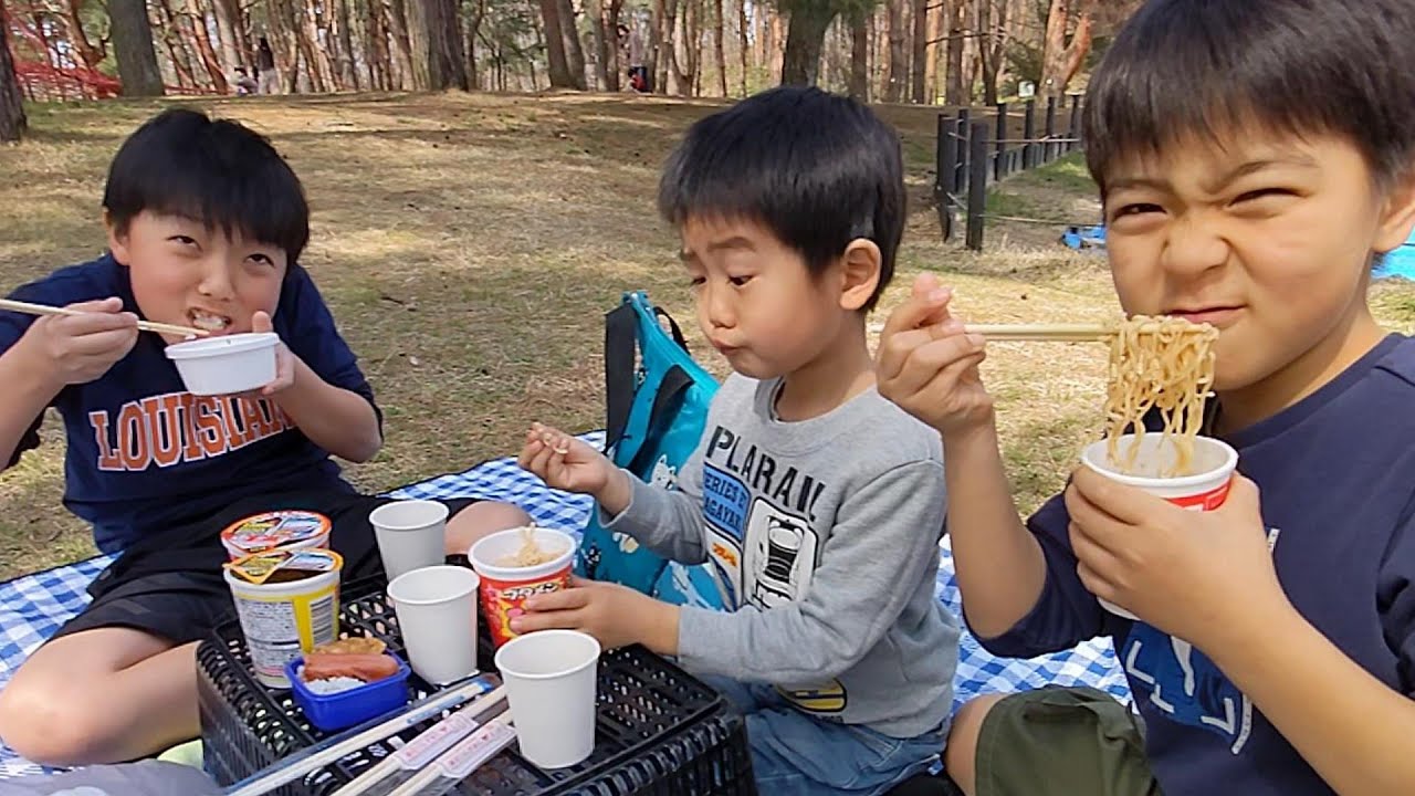 公園でブタメンランチ  言葉が過ぎるひなごんとおいちゃん　＃1898