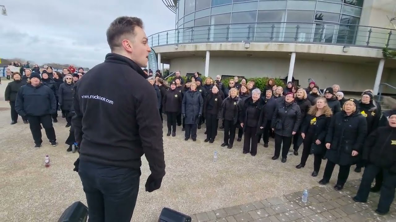 🎵😁 Green Green Grass. Rock Choir Southport Mad Dog Run 04/02/2024 😁🎵