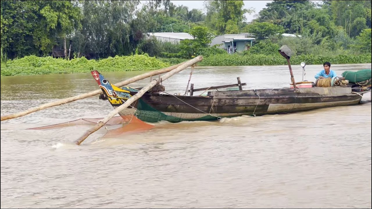 Chàng trai lần đầu ra nghề Ủi Cá thử nghiệm trên sông Tiền - Sông Nước Cửu Long - Nguyễn Hùng