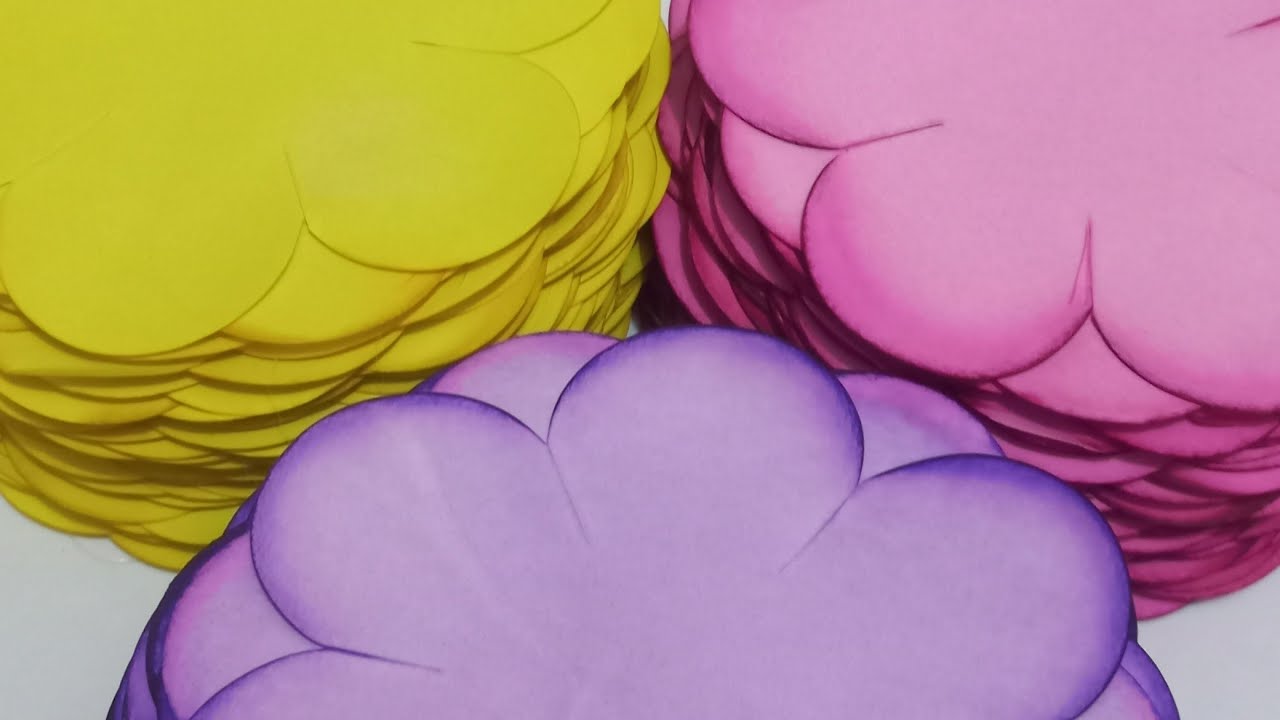 Forminhas em tingimento lavanda, viva magenta e amarelo limão.