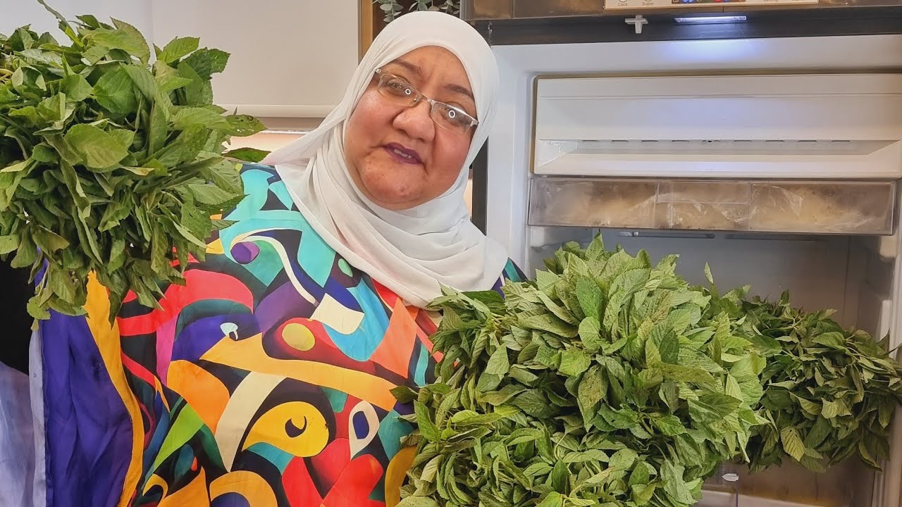 ايوة أنا اللى برمى الملوخية الخضراء سليمة فى الفريزر ولا تخرطيها ولا تتعبي نفسك فيها من السنة للسنة