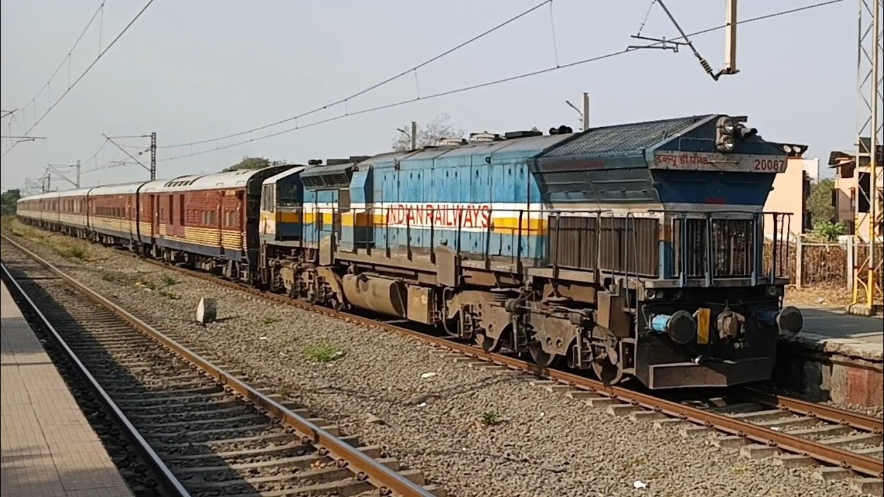 00240 DSJ - CSMT Maharaja's Express Passing Through Uppar Kopar Towards Mumbai 
