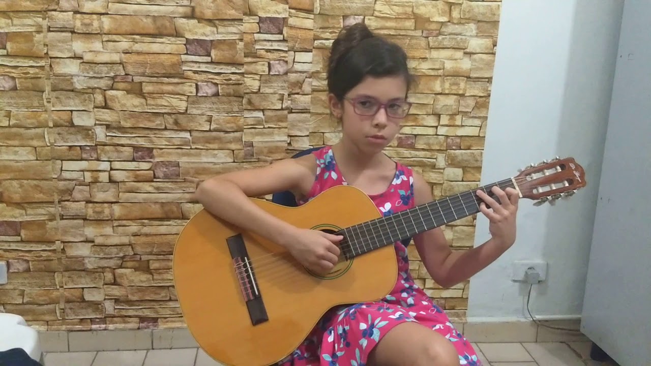 Mariana tocando Marcha dos Marinheiros