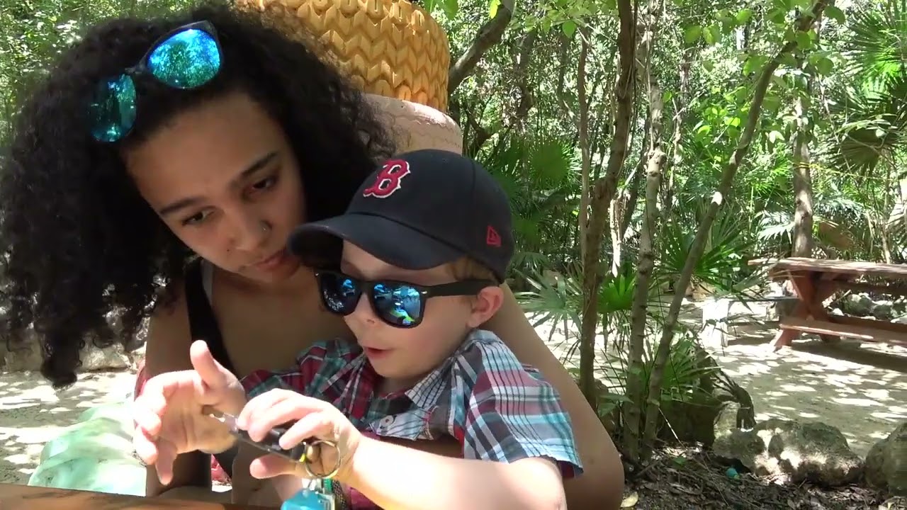 Come Along as We Stroll Thru Parque la Ceiba and 5th Avenue in Playa Del Carmen