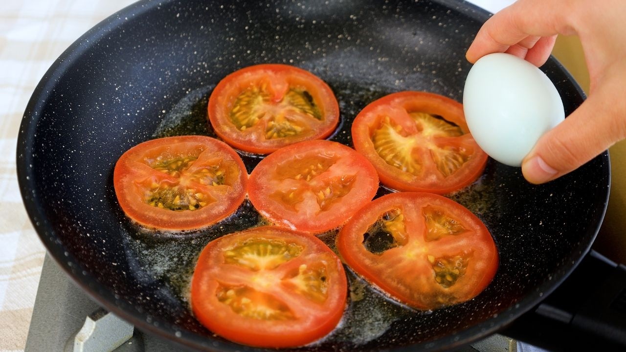 Помидор с яйцом! Они такие легкие и вкусные! Быстрый завтрак за несколько минут