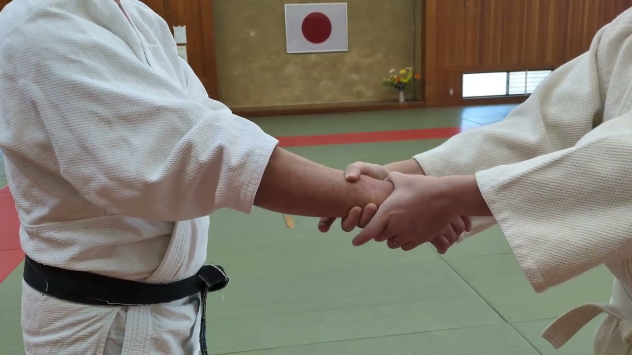 腕は自由に動かせます