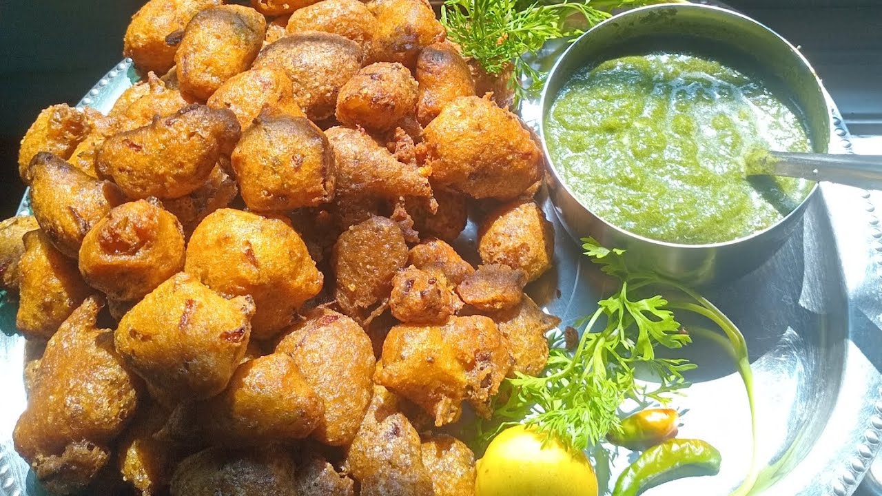 Urad dal, chawal aur anda mix kiya hua pakoda. 😋👍🏻🤤👌🏻 #Urad #Dal #Egg #Mix #Pakoda #Recipe #Crunchy