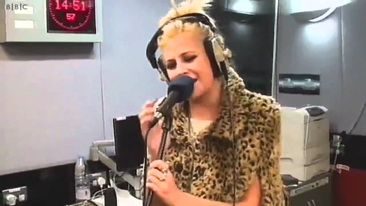 Pixie Lott - Broken Arrow @ BBC Radio One's Live Lounge (9th October 2010)