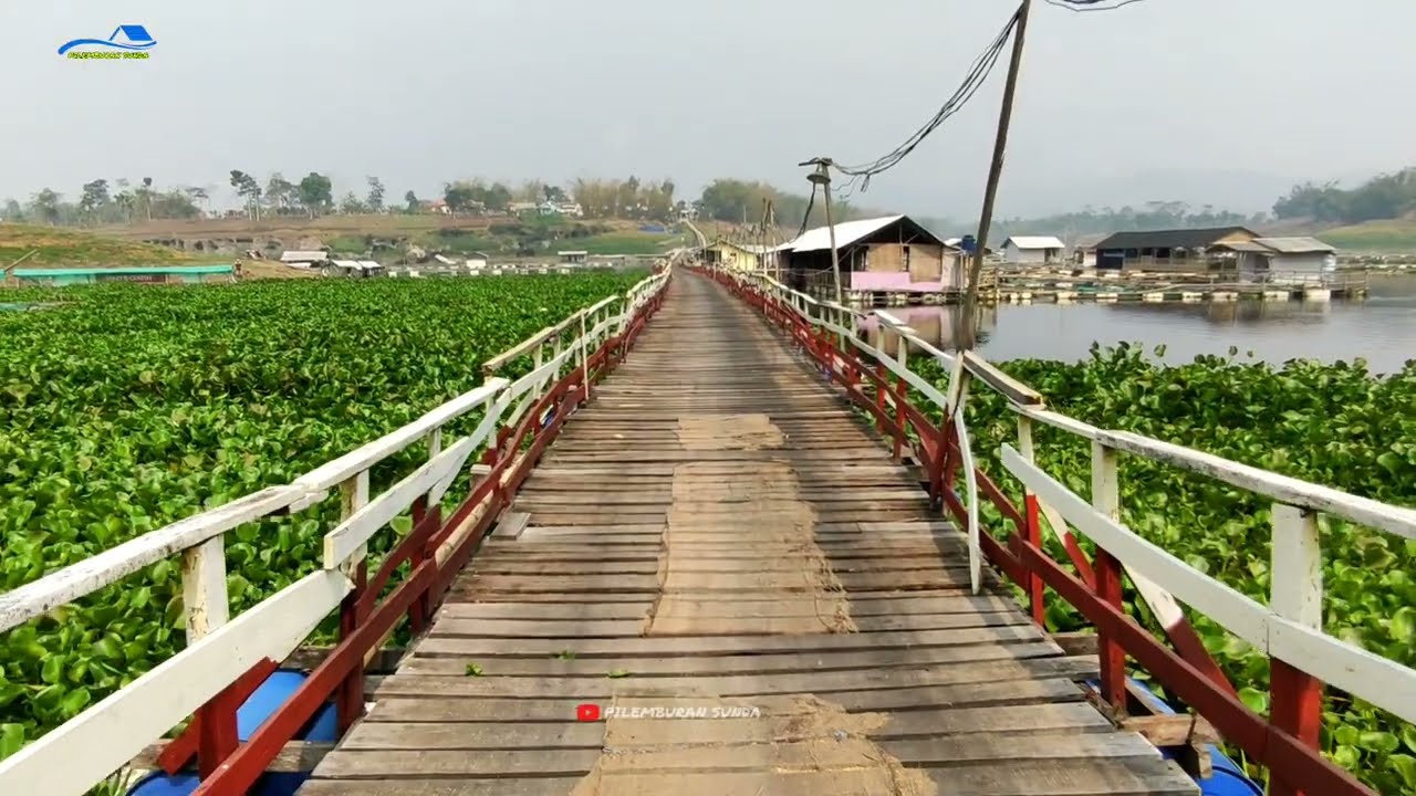 jembatan apung Surapatin kini berada di bawah dikarenakan surut nya air di waduk Saguling