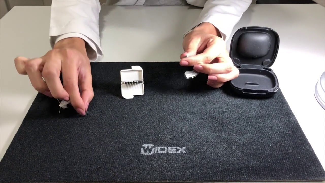 Cómo cambiar los filtros anti cerumen en tus audífonos Widex