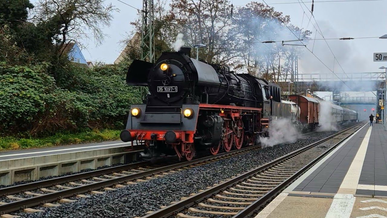 Einfahrt + Ausfahrt eines Dampfsonderzuges mit 35 1097 in Borken (Hess.)