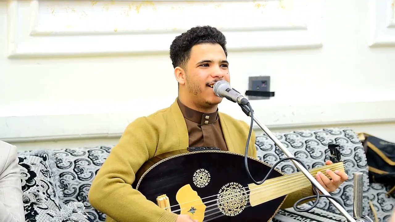 وزيد زرع تحت الازرار حبتين😉😉😉😉😉/الفنان احمد عطران 